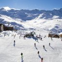 Le ski de printemps en avril sur une vraie neige d’hiver