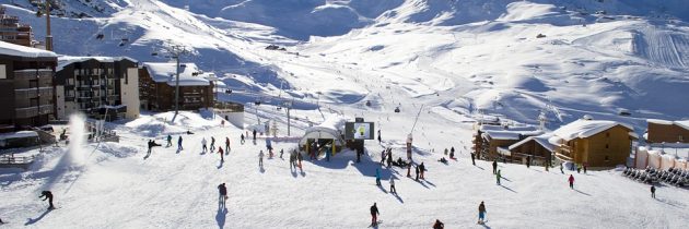 Le ski de printemps en avril sur une vraie neige d’hiver