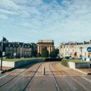 Voiture de location : visiter autrement une ville touristique